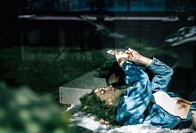 Eine Jugendliche blickt auf ein Smartphone - Zacharie Scheurer/dpa-tmn