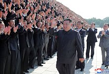 Nordkoreas Machthaber Kim Jong Un gr&uuml;&szlig;t Gesundheitsbeamte und Wissenschaftler w&auml;hrend eines Fototermins in Pj&ouml;ngjang. - -/KCNA/KNS/dpa