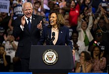 Wahlkampf in den USA - Harris Walz - Joe Lamberti/AP/dpa