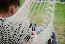 Symbolbild - Smartphone-Nutzung bei Kindern - Annette Riedl/dpa