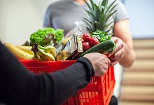 Mann liefert Lebensmittel aus - Christin Klose/dpa-tmn