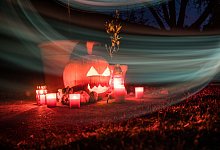 Geschnitzter Halloween-Kürbis steht in einem Garten - Christin Klose/dpa-tmn