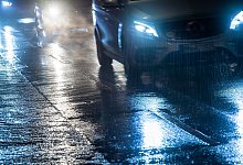 Autos fahren bei gefrierenden Regen über eine Straße - Christophe Gateau/dpa/dpa-tmn