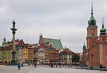 Passanten gehen durch die Altstadt von Warschau - Jan Woitas/dpa