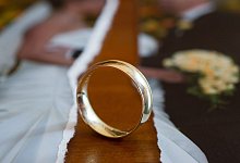 Ehering liegt neben einem zerrissenem Hochzeitsfoto - Patrick Pleul/dpa/dpa-tmn