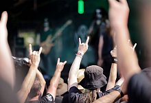 &laquo;Pommesgabeln&raquo;: Metal-Fans tanzen w&auml;hrend eines Auftritts der Band Mythraeum aus den USA vor der B&uuml;hne. - Frank Molter/dpa
