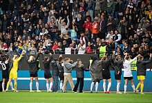 Frankfurts Spielerinnen jubeln nach dem Spiel mit den Fans. - Sebastian Gollnow/dpa