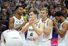 Die deutschen Spieler verabschieden sich nach Spielende vom Publikum. - Soeren Stache/dpa