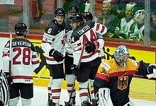 Deutschlands Torwart Philipp Grubauer reagiert entt&auml;uscht nach dem Tor zum 1:5. Im Hintergrund jubeln die Kanadier &uuml;ber den Treffer. - Martin Meissner/AP/dpa