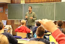 In seinem Element: Mustafa Braun unterricht in der Realschule Lemgo F&uuml;nftkl&auml;ssler in Mathematik. - Carolin Nieder-Entgelmeier