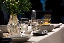 Kleine Sch&auml;lchen auf gedeckter Tafel - Franziska Gabbert/dpa-tmn