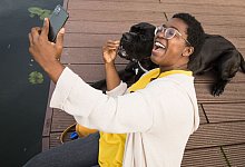 Eine Person macht ein Selfie mit einem Hund - Christin Klose/dpa-tmn