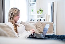 Frau sitzt vor einem Laptop - Christin Klose/dpa-tmn