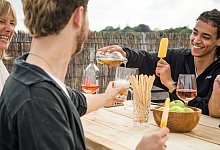 Freunde verbringen auf einer Terasse - Christin Klose/dpa-tmn