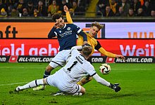 Tor zum 1:0, hinten rechts: Jonas Oehmichen (Dresden) trifft gegen Christopher Lannert und Torwart Jonas Kersken (beide - IMAGO/Hentschel