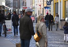 Einkaufsstra&szlig;e - Foto: Stefan Sauer/dpa-Zentralbild/dpa