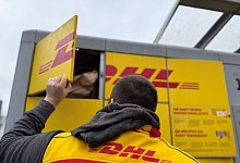 DHL-Paketbote an Packstation - Wolf von Dewitz/dpa-Zentralbild/dpa