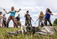 Filme und mehr beim Festival: T&auml;nzerin &bdquo;Miss Venergy&ldquo; (Elina M&ouml;ller, Vierte von links) bringt den ISFF-Teilnehmern in einem Workshop Dancehall-Schritte bei. - Gocke
