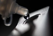 Ein Tropfen hängt am Röhrchen eines Testkits - Marijan Murat/dpa/dpa-tmn