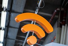 Ein WLAN Symbol hängt an einer Decke - Andrea Warnecke/dpa-tmn/dpa