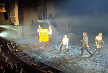 Klimaaktivisten stören Aufführung mit Sigourney Weaver - Just Stop Oil/PA Media/dpa