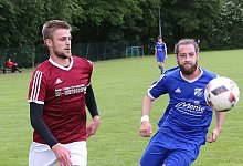 Letzter Einsatz in dieser Saison: Nico Scarlata von der SG Bega/Humfeld (links) und Patrick Schmidtmeyer vom FC Donop/Voßheide II. - Paul Cohen