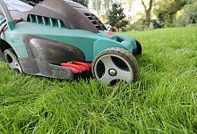 Elektro-Rasenmäher - Foto: Nestor Bachmann/dpa-tmn