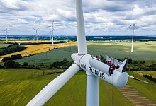 B&uuml;rgermeister, Lokalpolitiker und interessierte B&uuml;rger besichtigten die Turbinen auf einer Windkraftanlage mit ge&ouml;ffnetem Dach in Gro&szlig; Schwiesow (Mecklenburg-Vorpommern). - Jens B&uuml;ttner/dpa