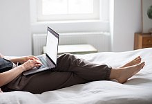 Mensch tippt auf Laptop - Zacharie Scheurer/dpa-tmn