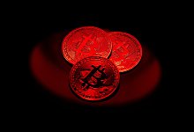 Bitcoin-M&uuml;nzen liegen auf einem Tisch - Hannes P Albert/dpa/dpa-tmn