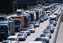 Stau auf der A7 - Foto: Peter Steffen/dpa