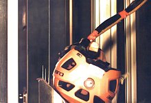 Ein Helm auf einem Pr&uuml;fstand. - Foto: Stiftung Warentest/dpa-tmn