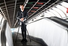 Steffen Uphoff tr&auml;gt den Exopulse Suit der Firma ottobock. - Federico Gambarini/dpa