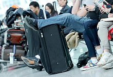 Wartende Passagiere am Flughafen München - Foto: Tobias Hase