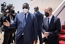 Bundeskanzler Olaf Scholz (r, SPD), wird von Macky Sall, Pr&auml;sident der Republik Senegal mit milit&auml;rischen Ehren am Flughafen begr&uuml;&szlig;t. - Michael Kappeler/dpa