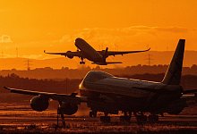 Abendstimmung am Flughafen - Foto: Boris Roessler/dpa