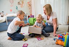 Geschwister spielen miteinander - Christin Klose/dpa-tmn