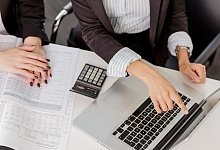 Bankberaterin mit Kundin - Monique W&uuml;stenhagen/dpa-tmn