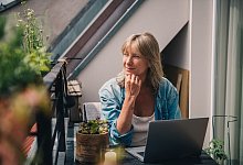 Eine Frau arbeitet am Laptop - Zacharie Scheurer/dpa-tmn