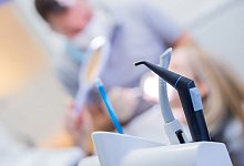 &laquo;Was bringt es, sich die Z&auml;hne und Zahnzwischenr&auml;ume s&auml;ubern, von Bel&auml;gen befreien, polieren und fluoridieren zu lassen?&raquo;, fragte der IGeL-Monitor 2012 gefragt. Die Antwort: &laquo;unklar&raquo;. - Rolf Vennenbernd/dpa