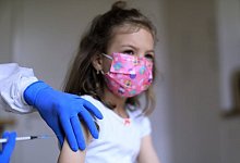 Kinder benötigen eine andere Dosierung bei der Impfung gegen Corona. Kinder unter zwölf Jahren erhalten üblicherweise ein Drittel der Erwachsenenmenge. - Laci Perenyi/dpa