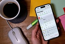 Eine Frau h&auml;lt ein Smartphone in der Hand - Sven Hoppe/dpa/dpa-tmn