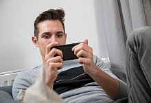 Ein Mann spielt auf seinem Smartphone ein Spiel - Christin Klose/dpa-tmn