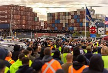 Hafenarbeiter an US-Ostküste im Streik - Eduardo Munoz Alvarez/AP/dpa