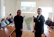 Workshop: Die Beschilderung des Schlossparks Schieder erarbeiten Landschaftsarchitekt Wolfgang Sch&uuml;ck (links) und B&uuml;rgermeister J&ouml;rg Bierwirth mit dem Vorstand des F&ouml;rdervereins. - Michaela Wei&szlig;e