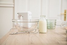 utensilien zum Sahne schlagen auf einer Arbeitsfläche - Christin Klose/dpa-tmn