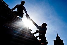 Dachdecker bei der Arbeit - Patrick Pleul/dpa/dpa-tmn
