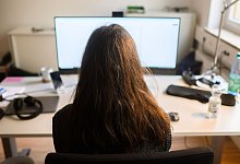 Arbeiten im B&uuml;ro - Julian Stratenschulte/dpa
