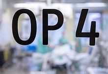 Ärzte operieren in einem OP-Saal im Krankenhaus - Florian Schuh/dpa-tmn