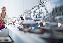 Emilia und Anna sehen sich eine Winter-Modellwelt an - Fabian Strauch/dpa/dpa-tmn